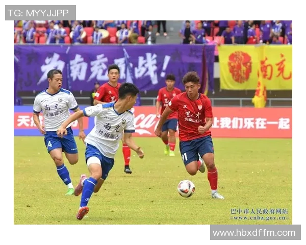 足球巨星奋力冲刺瞬间展现速度与激情，挑战极限突破对手防线